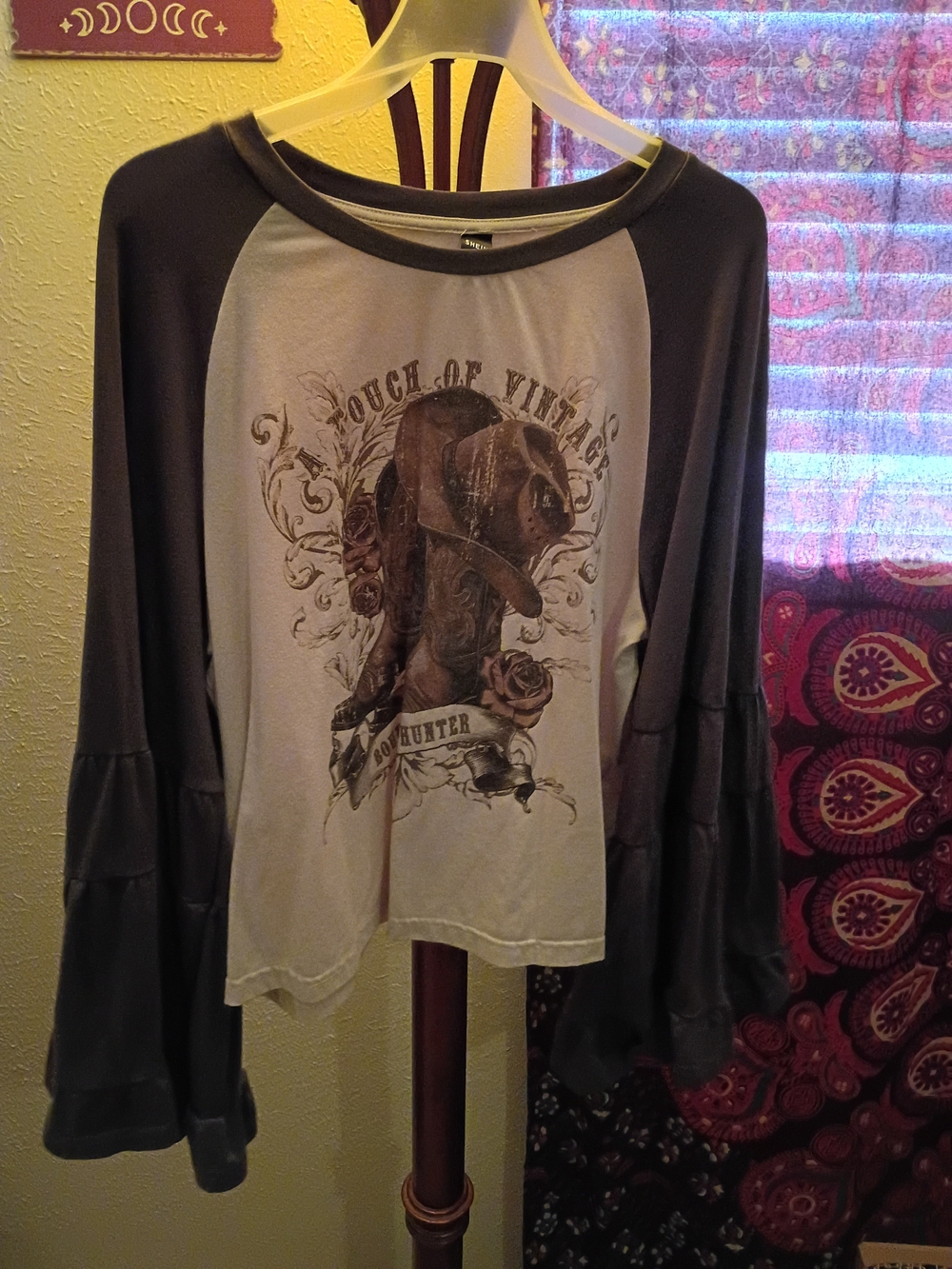 Vintage-Style Graphic Raglan Top with Bell Sleeves - Gray/Cream